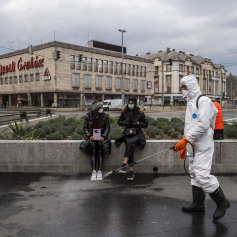 Ουγγαρία - Κορωνοϊός: Άνδρας με προστατευτική στολή απολυμαίνει χώρους στη Βουδαπέστη