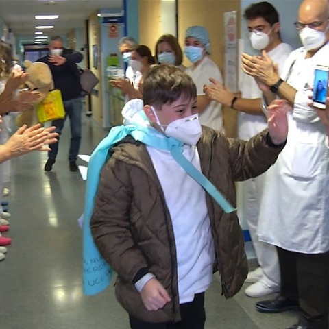 Στιγμιότυπο από την έξοδο του 10χρονου από το νοσοκομείο