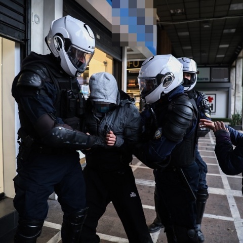 Προσαγωγή ατόμου από αστυνομικούς στο κέντρο της Αθήνας