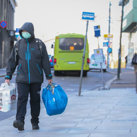 Νορβηγία: Άνδρας με μάσκα για τον κορωνοϊό κρατά σακούλες με ψώνια στην πρωτεύουσα Όσλο
