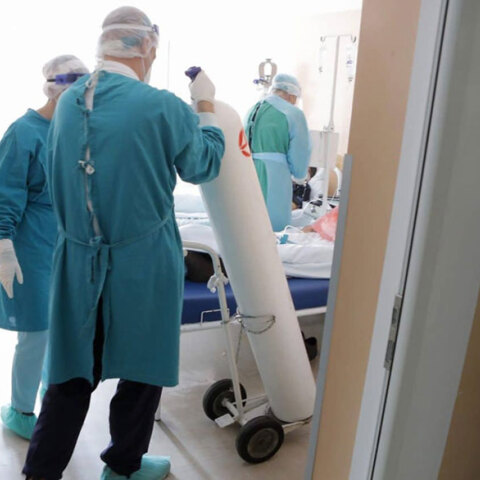 Γιατροί και νοσηλευτές σε νοσοκομείο σπεύδουν κοντά σε ασθενή (ΦΩΤΟ ΑΡΧΕΙΟΥ)