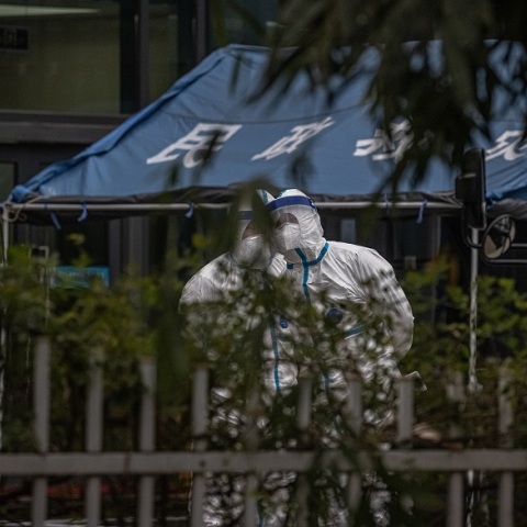 Νοσηλευτές με στολή προστασίας από τον κορωνοϊό στην Ουχάν της Κίνας