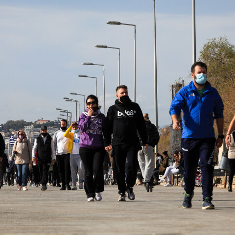 Αττική - Lockdown: Πολίτες περπατούν στην παραλία του Φλοίσβου την Κυριακή 31 Ιανουαρίου 2021
