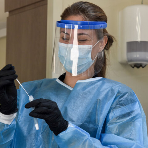 Υγειονομικός του ΕΟΔΥ διενεργεί rapid test για τον κορωνοϊό