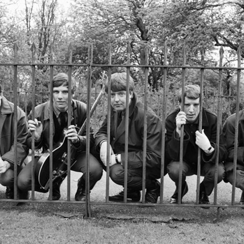 The Animals: Τα μέλη του βρετανικού συγκροτήματος ποζάρουν πίσω από μεταλλικά κάγκελα στις 30 Απριλίου 1964 - Eric Burdon, Hilton Valentine, Chas Chandler, John Steel, Alan Price