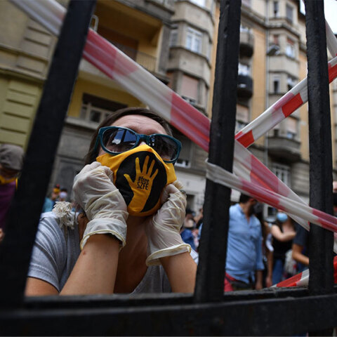Ουγγαρία - Κορωνοϊός: Κοπέλα με προστατευτική μάσκα σε διαδήλωση στη Βουδαπέστη (ΦΩΤΟ ΑΡΧΕΙΟΥ)