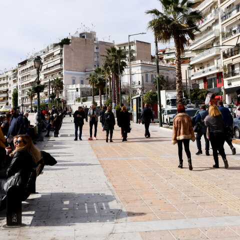 Lockdown στην Αττική: Πολίτες περπατούν και συζητούν στο Πασαλιμάνι του Πειραιά
