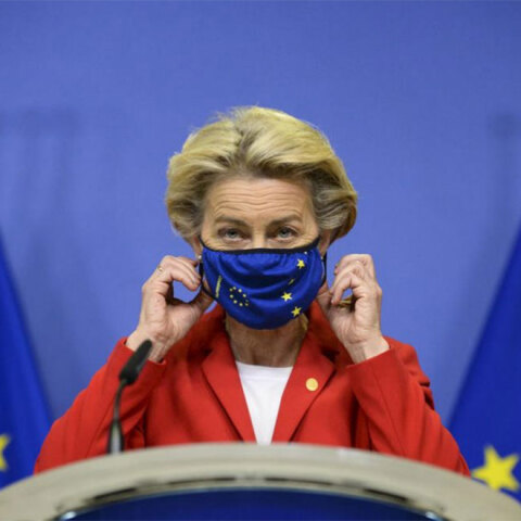 Η Ούρσουλα Φον ντερ Λάιεν, πρόεδρος της Κομισιόν, με μάσκα για τον κορωνοϊό