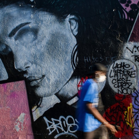 Τοιχογραφία στο Παρίσι που απεικονίζει γυναίκα 