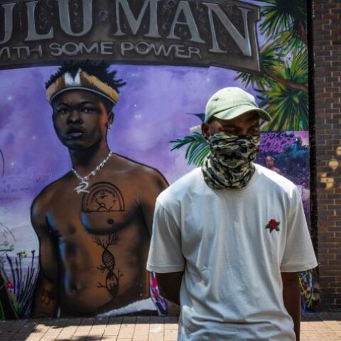 Άνθρωπος με μάσκα στη Νότια Αφρική