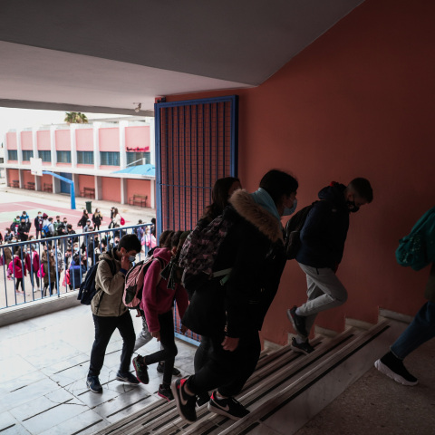 Οι επιπτώσεις στα παιδιά από τις ανατροπές στη λειτουργία των σχολείων 