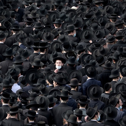 Υπερορθόδοξοι Εβραίοι σε κηδεία ραβίνου 