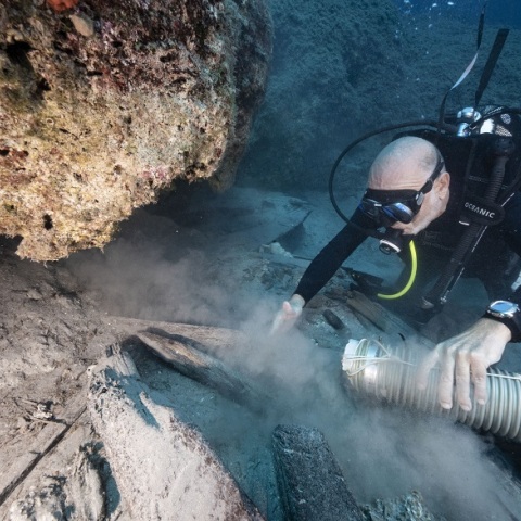 Ανασκαφή στο χώρο της Τομής 2020, όπου φαίνονται νομείς και άλλα ξύλα του πλοίου κάτω από τα βράχια