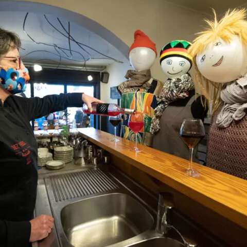 Εστιατόριο στο Βέλγιο σερβίρει κούκλες από μπαλόνια