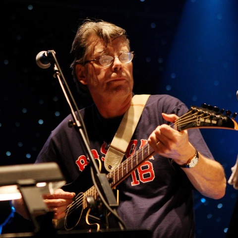 Ο συγγραφέας Στίβεν Κινγκ παίζει κιθάρα