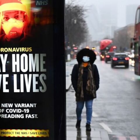 Πολίτης με μάσκα σε δρόμο της Βρετανίας