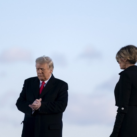 Ντόναλντ Τραμπ και Μελάνια Τραμπ αναχωρούν από τον Λευκό Οίκο