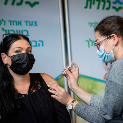 Κορωνοϊός στο Ισραήλ: Γυναίκα εκπαιδευτικός στην Ιερουσαλήμ εμβολιάζεται με το εμβόλιο της Pfizer κατά της Covid-19