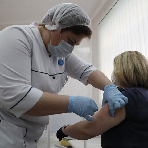 Ρωσικό εμβόλιο sputnik-V για τον κορωνοϊό χορηγείται σε πολίτη στο πλαίσιο των εμβολιασμών κατά της Covid-19 στη Ρωσία