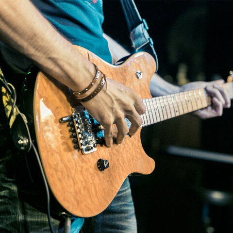 Μουσικός παίζει κιθάρα