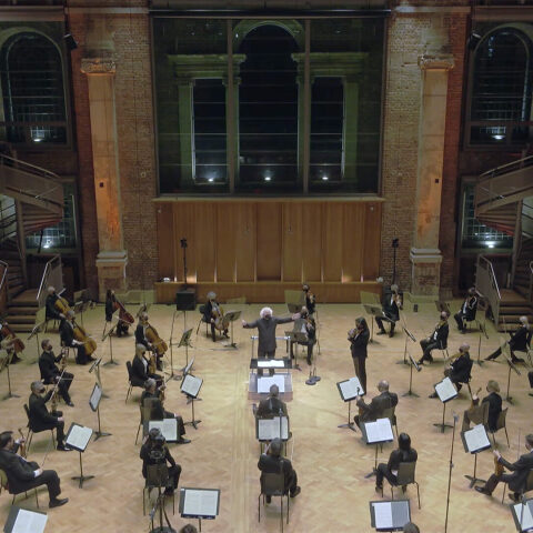 Η Συμφωνική Ορχήστρα του Λονδίνου με τον Λεωνίδα Καβάκο στο βιολί και τον sir Simon Rattle στο podium