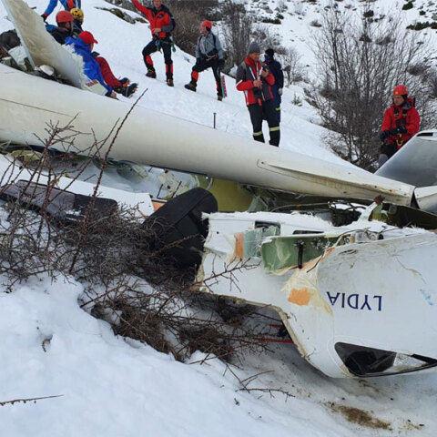 Ιωάννινα: Το κατεστραμμένο εκπαιδευτικό αεροσκάφος μετά τη συντριβή του στο όρος Μιτσικέλι, στην περιοχή Καβαλάρι Ζαγορίου