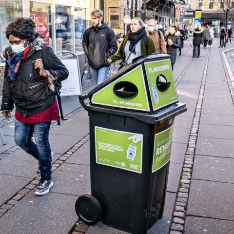Κορωνοϊός - Δανία: Γυναίκα με προστατευτική μάσκα για τον κορωνοϊό περπατά σε δρόμο στην πρωτεύουσα Κοπεγχάγη