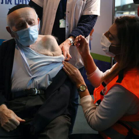 Κορωνοϊός - Ισραήλ: Ηλικιωμένος κάνει το εμβόλιο κατά της Covid-19