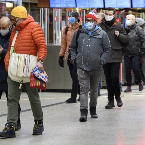 Πολίτες με μάσκα στη Σουηδία
