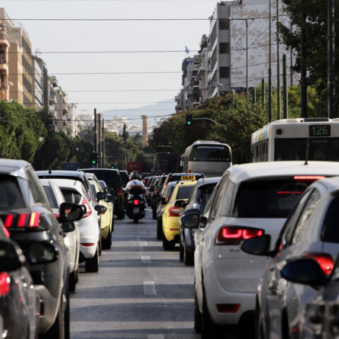 Αυτοκίνητα στη λεωφόρο Συγγρού - Μέχρι τις 26 Φεβρουαρίου 2021 η προθεσμία για τα τέλη κυκλοφορίας 2021