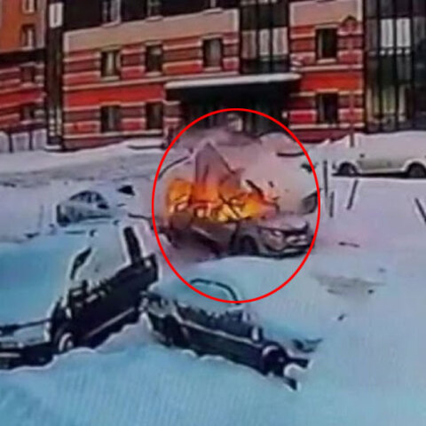 Αγία Πετρούπολη: Αυτοκίνητο εξερράγη με τον οδηγό μέσα, ο οποίος στη συνέχεια βγαίνει από το κατεστραμμένο όχημα χωρίς να έχει υποστεί κάποιον σοβαρό τραυματισμό