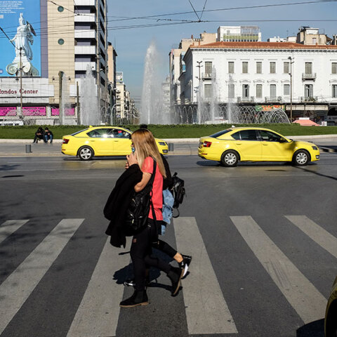 Lockdown για τον κορωνοϊό στην Αττική - Νεαρή διασχίζει διάβαση πεζών στην πλατεία Ομονοίας