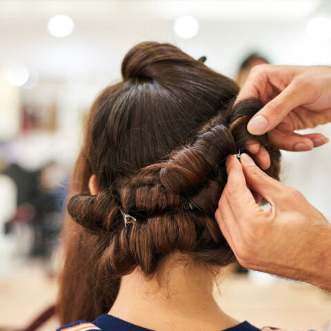 Κομμωτήριο: Περιποίηση μαλλιών σε πελάτισσα (ΦΩΤΟ ΑΡΧΕΙΟΥ)