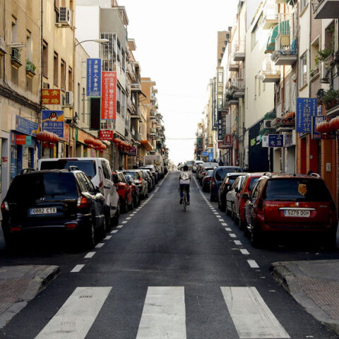 Κορωνοϊός - Μαδρίτη: Ποδηλάτης σε άδειο δρόμο της πρωτεύουσας εν μέσω lockdown