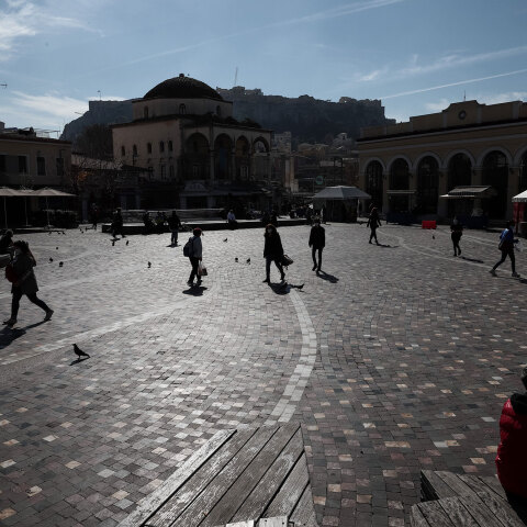 Αττική - Lockdown: Πολίτες περπατούν στην πλατεία στο Μοναστηράκι