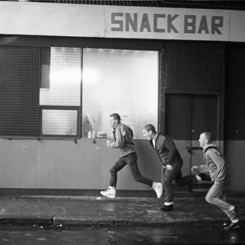 Στιγμιότυπο από το βιντεοκλίπ του τραγουδιού Smalltown Boy των Bronski Beat