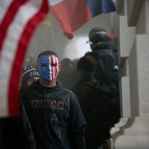 Υποστηρικτής του Τραμπ κατά την εισβολή στο Καπιτώλιο