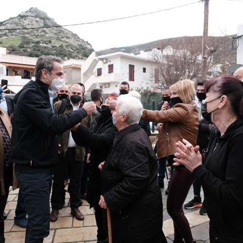 Στιγμιότυπο από την επίσκεψη του πρωθυπουργού Κυριακού Μητσοτάκη στην Ικαρία