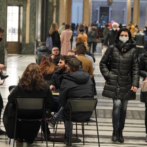 Πολίτες με μάσκα στην Ιταλία 