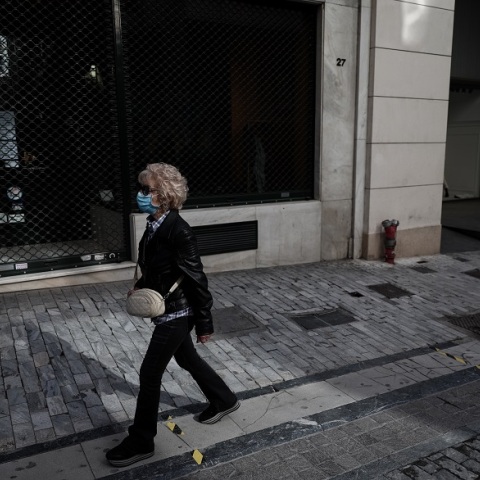 Γυναίκα με μάσκα στο κέντρο της Αθήνας