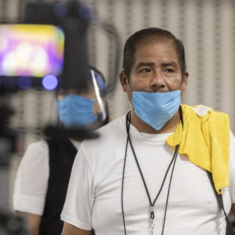 Άνδρας με μάσκα προστασίας από τον κορωνοϊό σε αεροδρόμιο του Μεξικού