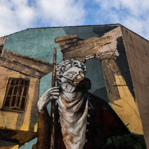 Τοιχογραφία με θέμα την πανδημία COVID 19 σε τοίχο πολυκατοικίας στην Δράμα