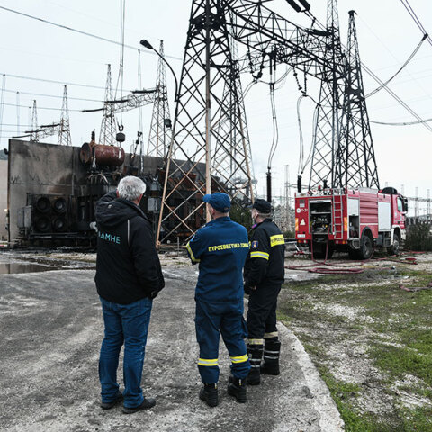 Ασπρόπυργος: Εικόνα καταστροφής στο Κέντρο Υπερυψηλής Τάσης Κουμουνδούρου του ΑΔΜΗΕ μετά την έκρηξη που είχε ως αποτέλεσμα Αττική και Πελοπόννησος να μείνουν χωρίς ρεύμα