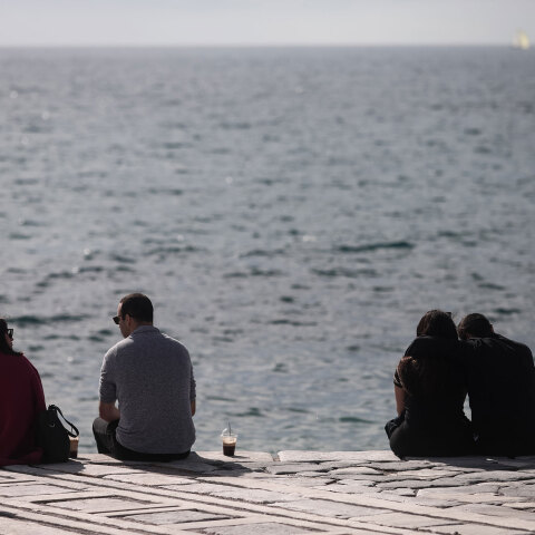 Κορωνοϊός στην Αττική: Πολίτες στην παραλία του Φλοίσβου