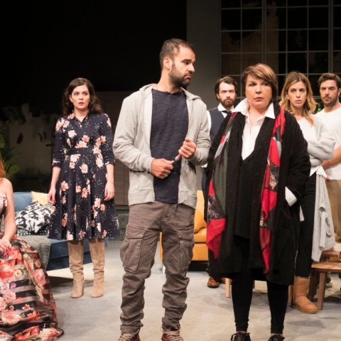 Όποιος θέλει να χωρίσει να σηκώσει το χέρι του, Θέατρο Ήβη