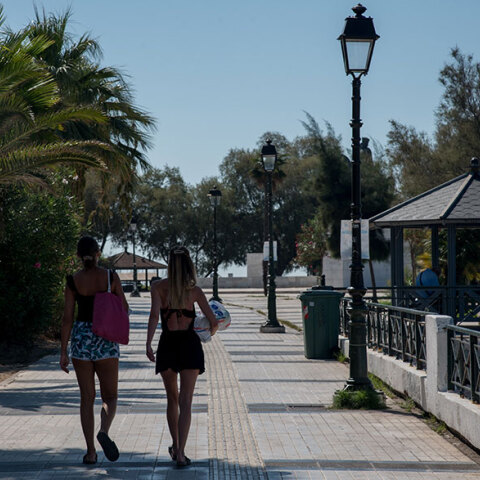 Τουρίστριες με μαγιό σε παραλία στην Αττική (ΦΩΤΟ ΑΡΧΕΙΟΥ)