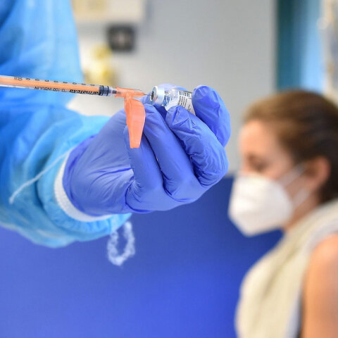 Υγειονομικός ετοιμάζει το εμβόλιο της Pfizer για τον κορωνοϊό