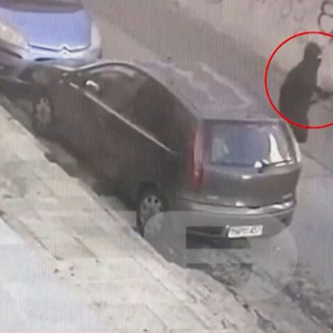 Πετρούπολη: Ο δράστης που σκότωσε τον σκύλο, πλησιάζει την αυλή του σπιτιού κρατώντας τη βαλλίστρα