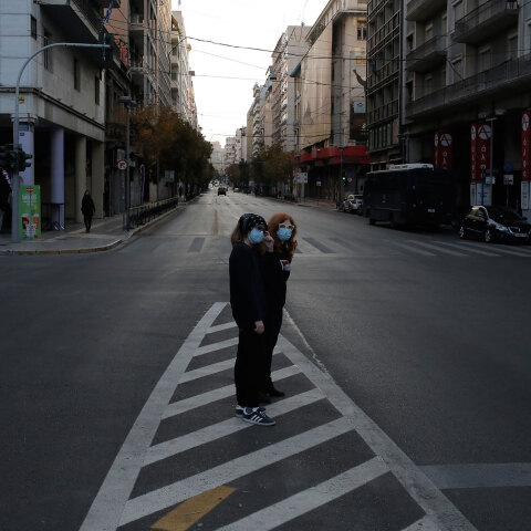 Με κλειστό λιανεμπόριο το σκληρό lockdown στην Αττική μέχρι την Κυριακή 28 Φεβρουαρίου 2021 - Κοπέλες με μάσκα σε έρημο δρόμο στο κέντρο της Αθήνας