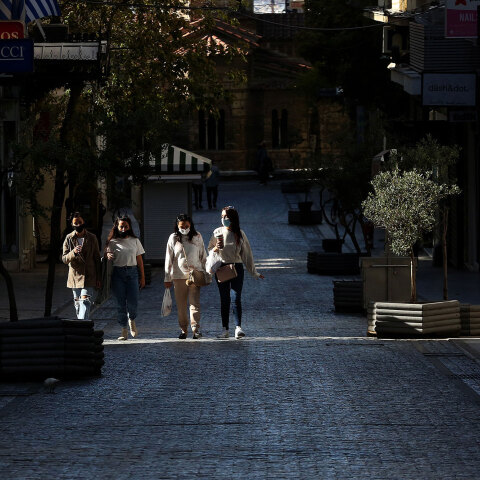 Σκληρό lockdown στην Αττική από την Πέμπτη 11 Φεβρουαρίου 2021 - Κοπέλες με μάσκα για τον κορωνοϊό κατεβαίνουν την έρημη Ερμού
